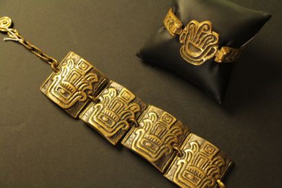 M. BUFFET lot comprenant deux bracelets en métal doré brossé noirci, l'un composé...
