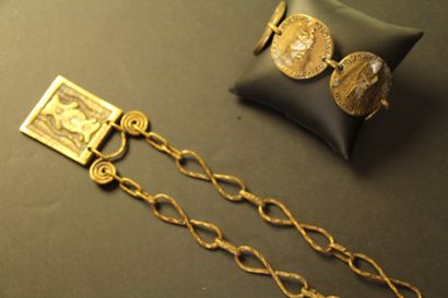 M. BUFFET lot comprenant un collier métal doré composé d'une chaine et d'un pendentif...