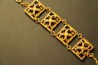 M. BUFFET Bracelet articulé en métal doré composé de 4 éléments rectangulaires Stylisés....