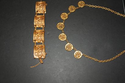 Y. TINDAS lot comprenant un bracelet et un collier en métal doré brossé, l'un composé...