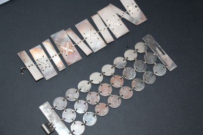 KELLY KORAN - ANONYME Bracelet articulé en argent composé de plaques rectangulaires...