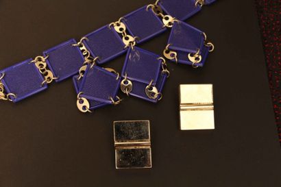 Paco Rabanne (né en 1934) collier de chien composé de six carrés bleu dur alternés...