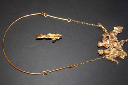 ANA STEIN Important collier en bronze doré composé d'un pendentif figurant trois...