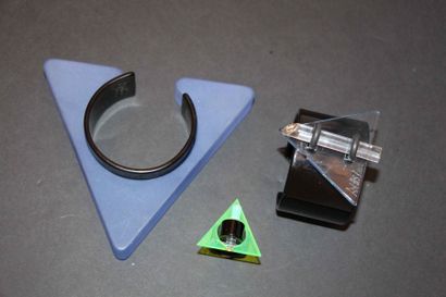 ISAKY Lot composé de deux bracelets en plexi l'un triangulaire bleu, l'autre formant...