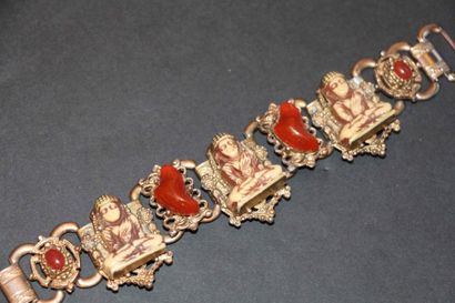 TRAVAIL AMÉRICAIN bracelet articulé en métal doré à décor de personnages assis en...