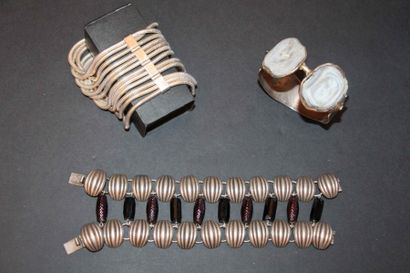 LOT COMPRENANT Adeline CACHEUX : bracelet composé de 12 fines lanières en métal argenté....