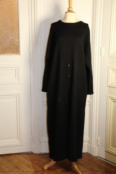 Yohji YAMAMOTO Robe longue en laine noire, manches longues, boutonnage simple.
