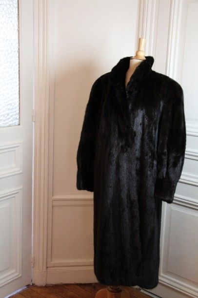 FOURRURES GEORGES V Paris Long manteau en vison dark, petit col, manches longues,...