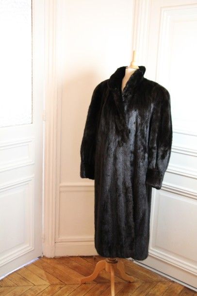 FOURRURES GEORGES V Paris Long manteau en vison dark, petit col, manches longues,...