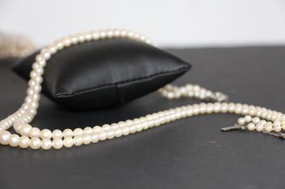 null Collier à deux rangs de perles en chute, fermoir argent (925).

Long. 42cm