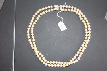 null Collier deux rangs de perles de culture fermoir métal en forme de fleur orné...