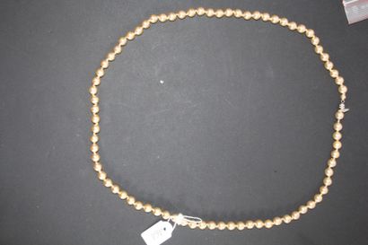 null Collier deux rangs de perles de culture fermoir métal en forme de fleur orné...