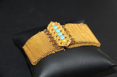 null Un bracelet souple en or (à contrôler) travail filigrané orné de petits cabochons...