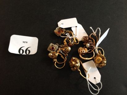 null Quatre paires boucles d'oreilles en or jaune 18K (750), ornées de perles, demis...