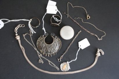 null Lot en métal composé : hochet et son anneau en ivoire, deux boîtiers de montre,...