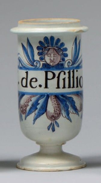 Montpellier Pilulier cylindrique sur piédouche en faïence à décor en camaïeu bleu...