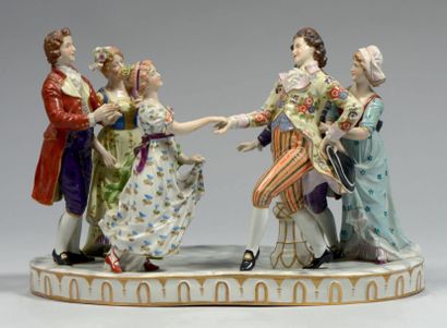 LOUISBOURG (genre de) Groupe à six figures en porcelaine représentant des villageois...