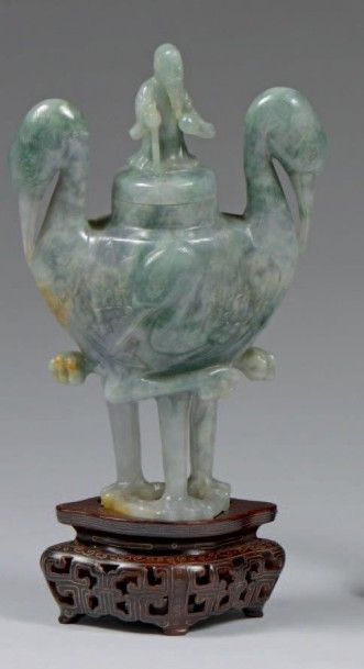 CHINE - XXe siècle Vase couvert et quadripode en serpentine céladon sculpté en forme...