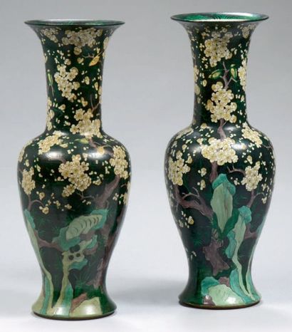 CHINE - XIXe siècle Paire d'importants vases en porcelaine émaillée noir décorée...