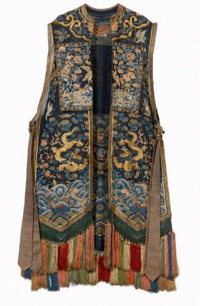 CHINE - XIXe siècle Gilet de femme du sixième rang civil (Xia pei) en soie bleu foncé...