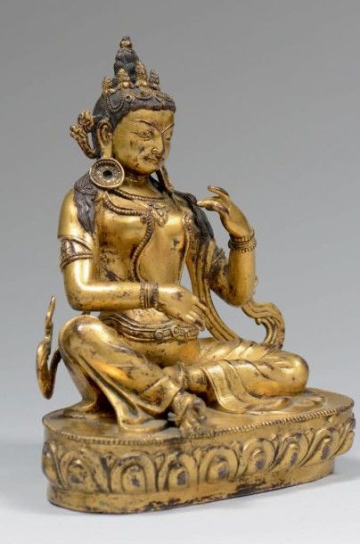TIBET Statuette de Tara assise sur le lotus, une jambe posé sur un bouton de fleur...