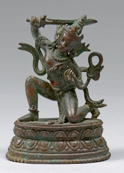 TIBET - XXe siècle Statuette de Manjusri debout, une jambe pliée, en bronze à patine...