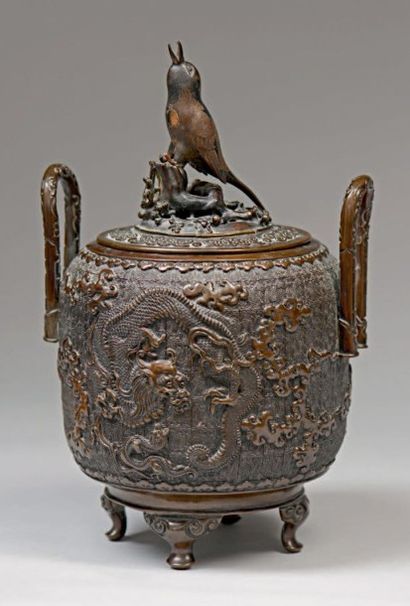 JAPON - Epoque MEIJI (1868-1912) Brûle-parfum couvert et tripode en bronze à patine...