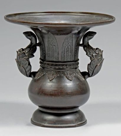 JAPON - Epoque MEIJI (1868-1912) Vase à large pavillon en bronze à patine brune,...