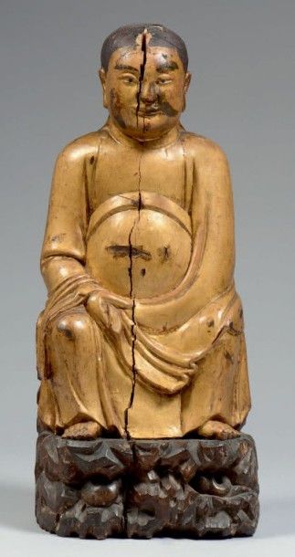 CHINE - XIXe siècle Statuette de dignitaire assis en bois laqué or.
Chine du sud...
