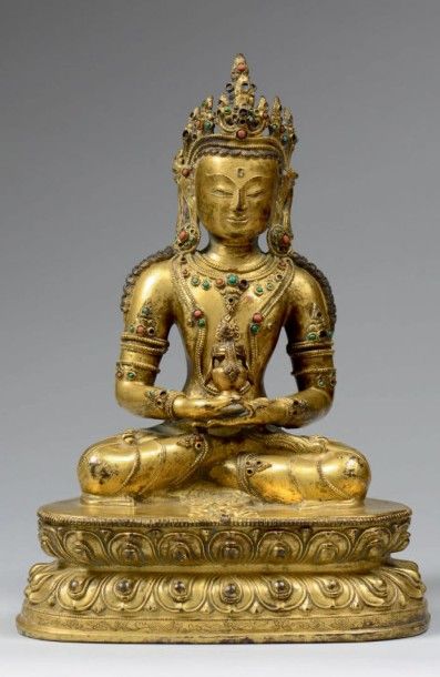 TIBET Statuette d'Amithayus assis dans la position du diamant en bronze doré incrusté...