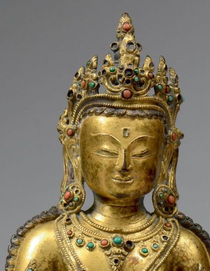 TIBET Statuette d'Amithayus assis dans la position du diamant en bronze doré incrusté...