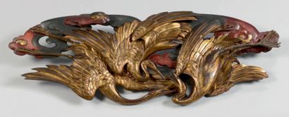 CHINE - XIXe siècle Panneau en bois laqué or à décor sculpté de trois grues en vol...