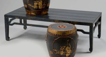 CHINE - XIXe siècle Support de cabinet de forme rectangulaire en bois laqué noir...