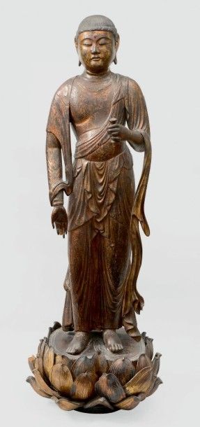 JAPON Statuette de bouddha debout sur le lotus en bois laqué or, tenant dans une...
