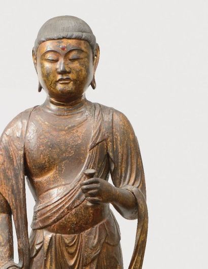 JAPON Statuette de bouddha debout sur le lotus en bois laqué or, tenant dans une...