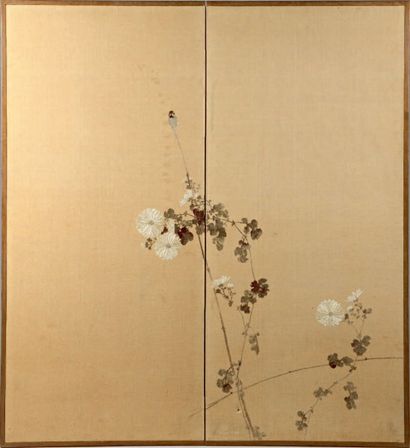 JAPON - Epoque MEIJI (1868-1912) Paravent à deux feuilles en soie à décor polychrome...