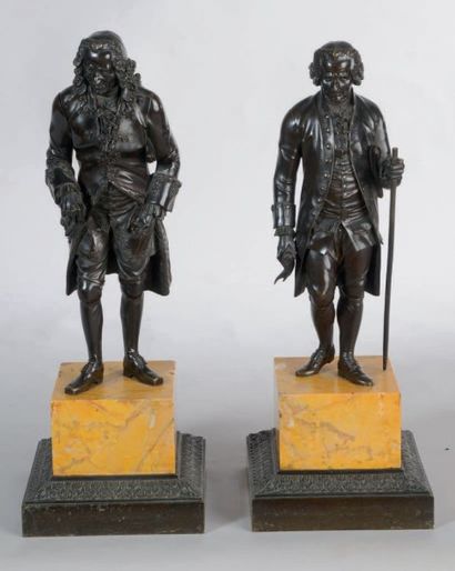null Grande paire de bronzes représentant Voltaire et Rousseau debout. Ils reposent...