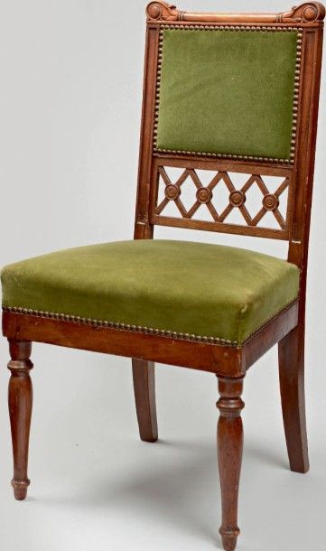 null Chaise provenant du mobilier Impérial, en hêtre teinté, mouluré et sculpté,...