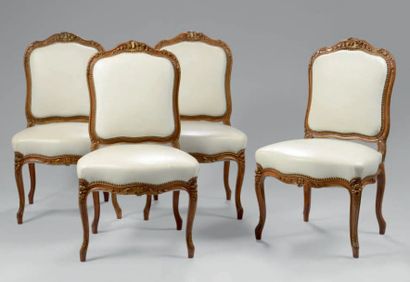 null Suite de quatre chaises en bois naturel mouluré et sculpté de feuilles d'acanthe....