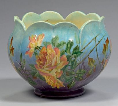 Delphin MASSIER (1836-1907) Potiche en faïence irisée polychrome en forme de fleurs...