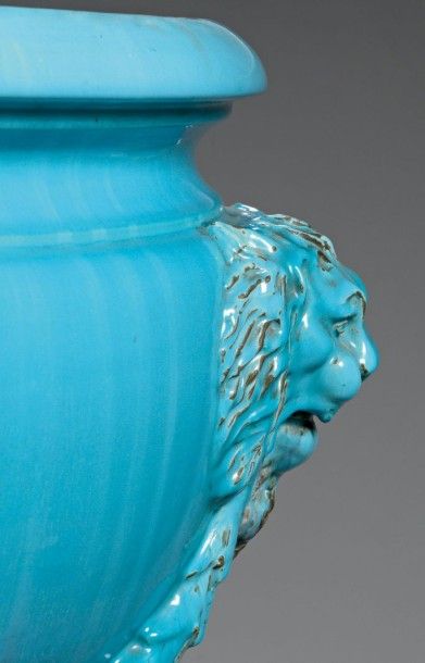 Clément MASSIER (1844-1917) Vasque sur sellette en céramique émaillée bleu turquoise,...