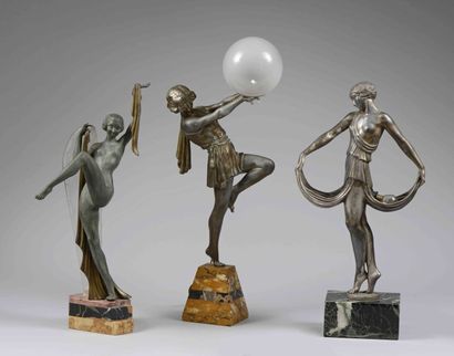 Jacques LIMOUSIN (XXe-XXIe siècle) Femme dansant
Lampe en régule et élément en verre.
Base...