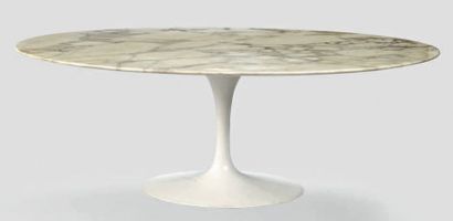 Eero SAARINEN (1910-1961) Table de salle à manger ovale, modèle «tulipe», piétement...