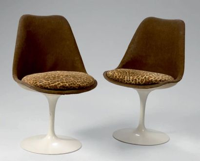Eero SAARINEN (1910-1961) 
Paire de chaises fixes, modèle «tulipe». Pied en fonte...