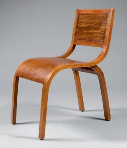 Lucie RENAUDOT Chaise moderniste en sapin teinté à dossier rectangulaire et assise...