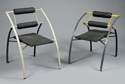 Mario BOTTA (Né en 1943) Deux chaises en métal et Skaï noir.
Fin 1980, début 1990.
Hauteurs:...