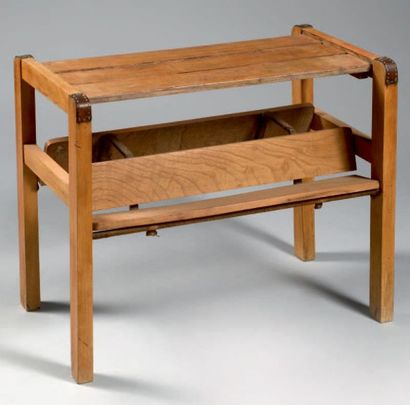 JACQUES ADNET (1900-1984) Table basse formant porte-revues en hêtre et cuir.
Vers...