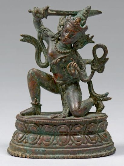 TIBET - XXe siècle 
Statuette de Manjusri debout, une jambe pliée, en bronze à patine...