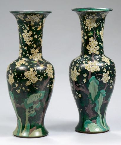 CHINE - XIXe siècle 
Paire d'importants vases en porcelaine émaillée noir décorée...