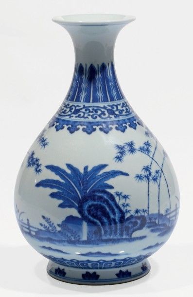 CHINE 
Vase balustre en porcelaine à décor bleu et blanc de bambous, bananiers et...